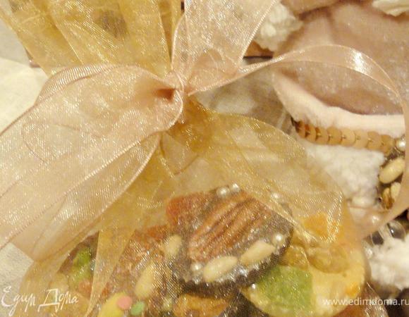 Возьмите мешочек из органзы или коробочку, а если вы будите дарить подарок девочке, то можно купить маленький кошелек)))