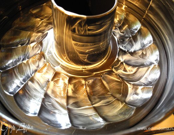 Форму хорошенько смазать маслом и посыпать мукой.