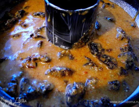 Вылить тесто с черносливом в форму. 