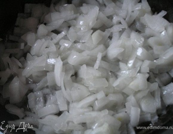 Тем временем лук нарезать полукольцами, баранину кусочками 2x2 см. На сильном огне в масле обжарить мелкорубленый перчик и лук до мягкости, 