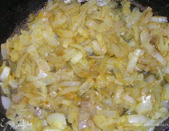 Через минуту добавить баранину, готовить, помешивая 5-7 минут до лёгкой корочки.