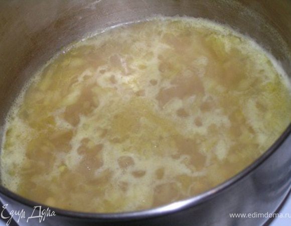 Добавить мясо с луком в кастрюлю с  нутом, влить воды, если нужно (столько, чтобы вода слегка покрывала содержимое кастрюли), вскипятить, готовить на маленьком огне 1 час.