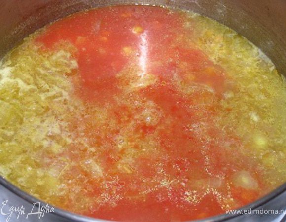 Пюрировать помидоры вместе с соком и за 30 минут до окончания варки добавить томатную смесь в кастрюлю. Добавить еще 0,5-0,7 л воды и довести до кипения.