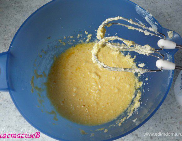 Сахар и масло при помощи миксера и насадки для взбивания смешиваем до кремообразного состояния. По одному добавляем яйца. Муку и разрыхлитель перемешать и просеять в тесто и перемешать.