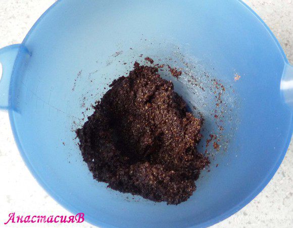 Маковую начинку перемешать с эспрессо, миндалем, кофейным ликером и коричневым сахаром.