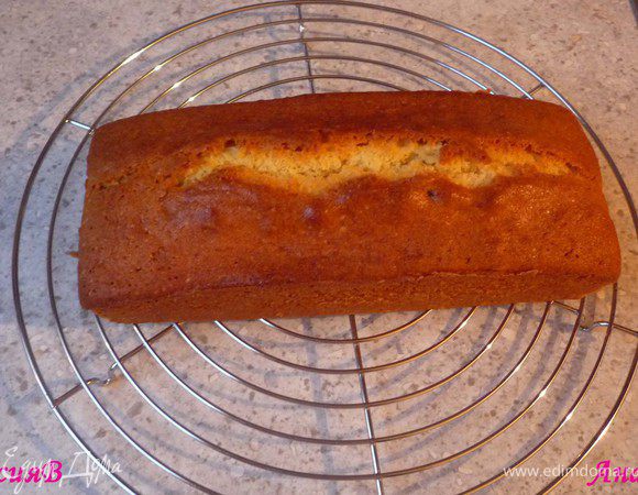 Запечь пирог в предварительно разогретой до 175°C духовке в течение 1 часа. Достать, остудить минут 10, извлечь пирог из формы и на решетке полностью дать остыть.