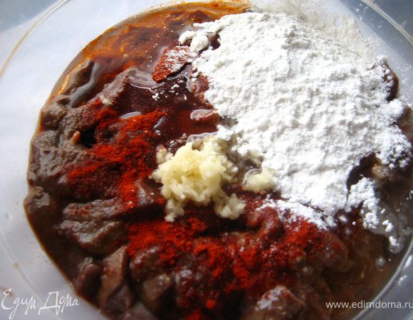 добавить соль,чеснок, крахмал, 2ст.л.растительного масла. Перемешать и оставить на 20 минут.
