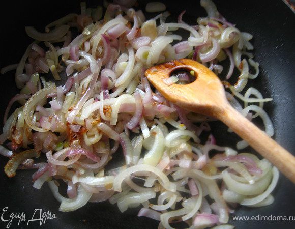 Лук нарезать четверть кольцами и обжарить на среднем огне с 2-мя ст.л. растительного масла до прозрачности
