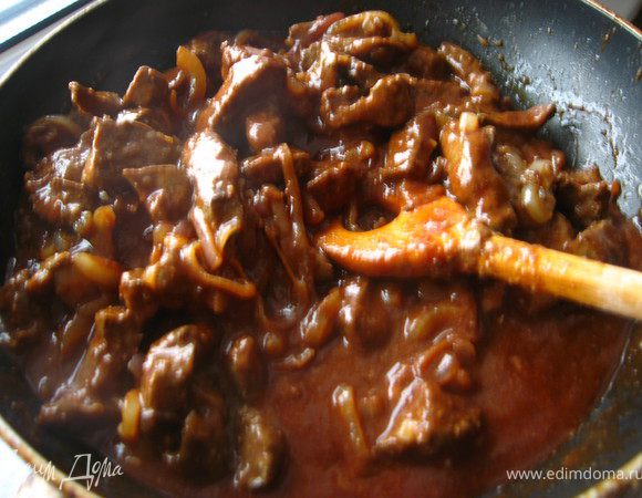 Затем добавляем соус и тушим под крышкой еще 10 минут. 
