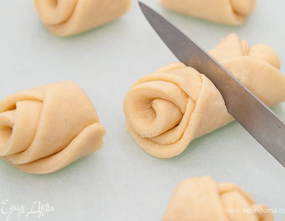 Выкладываем в нахлест по три кружочка. Скатываем их в трубочку и разрезаем ножом на две части