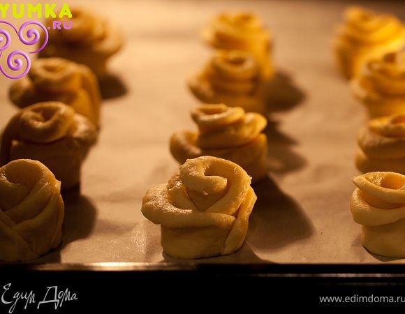 Выпекаем в разогретой до 170 градусов духовке минут 20-30.
Еще горячие розочки посыпаем сахарной пудрой или кокосовой стружкой, шоколадом и т.д.
