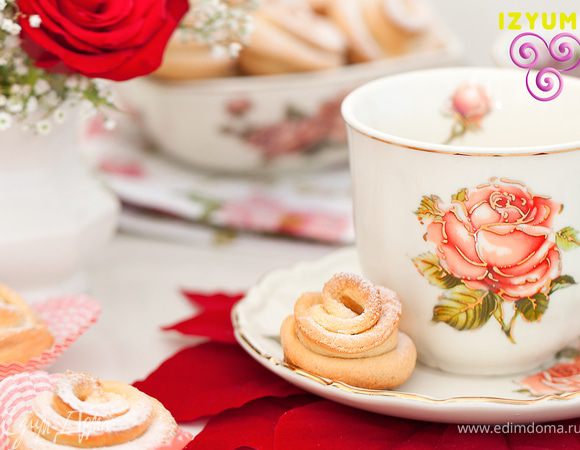 Ну и, конечно же, красивые чашечки и блюдца )) от этого розочки покажутся вдвойне вкунее !