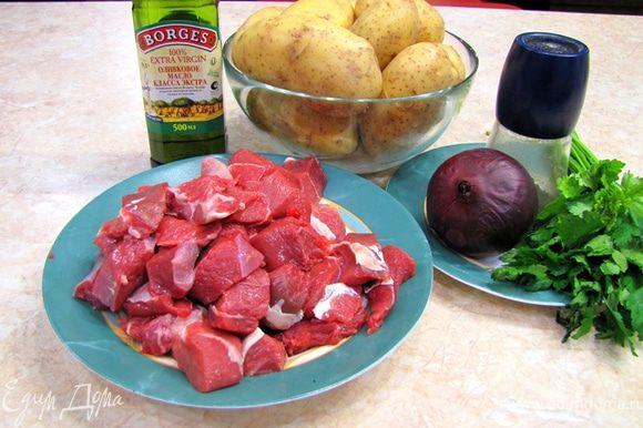 Мясо с картофелем, тушеное (в детстве почему-то это блюдо называлось Мясной соус). Очень часто подобное блюдо называют жаркое. Но это исторически неправильное название. Жаркое — кусок мяса, запеченный целиком в печке при сильном жаре.
