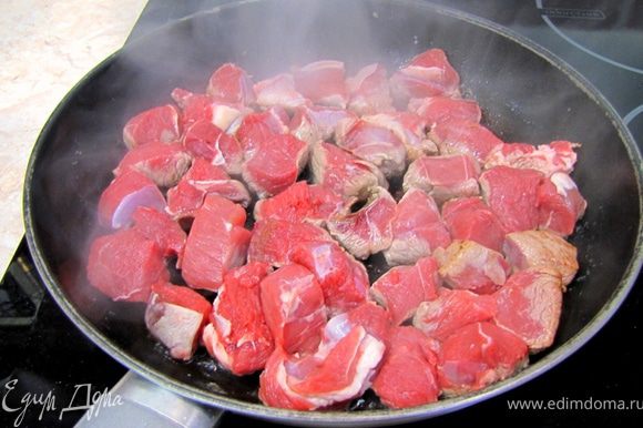 Очищаем мясо от жил, пленок, лишнего жира и нарезаем кусочками 2 на 2 на 1 сантиметр. Промокаем мясо на кухонном полотенце, чтобы оно жарилось, а не тушилось. Разогреваем растительное масло на сковороде на сильном огне. Масло должно быть хорошо прогрето. Выкладываем мясо в один ряд и обжариваем его со всех сторон. Если у вас не поместится в один ряд мясо — жарьте в несколько приемов.