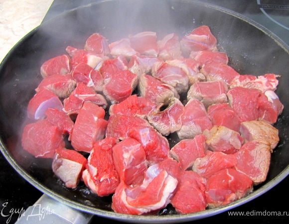Очищаем мясо от жил, пленок, лишнего жира и нарезаем кусочками 2 на 2 на 1 сантиметр. Промокаем мясо на кухонном полотенце, чтобы оно жарилось, а не тушилось. Разогреваем растительное масло на сковороде на сильном огне. Масло должно быть хорошо прогрето. Выкладываем мясо в один ряд и обжариваем его со всех сторон. Если у вас не поместится в один ряд мясо — жарьте в несколько приемов.