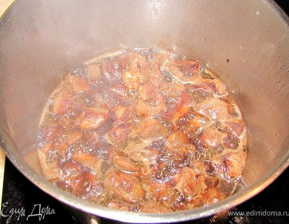 Выложите мясо в большую кастрюлю. Налейте в сковороду кипяток и поскребите деревяной лопаткой, чтобы все приставшие мясные соки растворились. Перелейте эту жидкость в кастрюлю с мясом. Долейте в кастрюлю кипяток (всего один литр кипятка). Тушите мясо 15-20 минут.