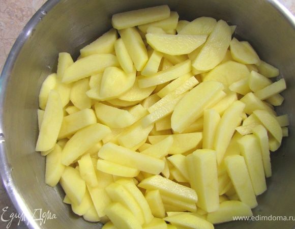 Почистите картофель, кладите картофель в емкость с водой и с небольшим количеством лимонного сока, чтобы он не потерял цвет. Нарежьте картофель как для жарки: небольшие клубни пополам вдоль и потом поперек толщиной 5 миллиметров.