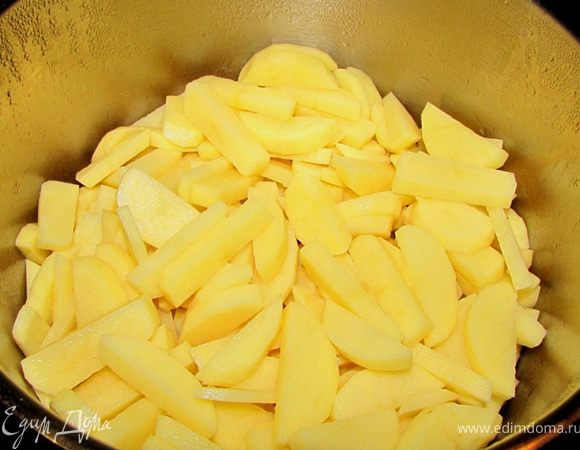 Положите картофель в кастрюлю.