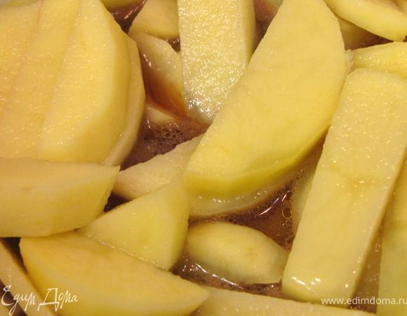 Учтите, что воды в кастрюле в итоге должно быть немного. Она должна виднеться между картофелем, а не доходить до верха.