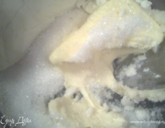Масло растираем с сахаром,ванилью и творогом.На этом этапе можно разделить массу поровну и дальше добавлять муку с разрыхлителем...