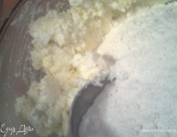 А можно сразу замесить тесто,а затем поделить пополам.У меня получилось 600гр теста,поэтому легко поделить по 300гр каждый кусочек!