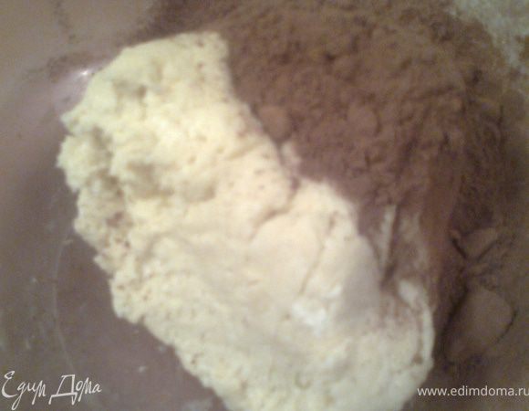 В одну часть добавляем какао и тщательно вымешиваем руками.Кстати,какао тоже добавляет густоты,поэтому не переборщите с мукой.