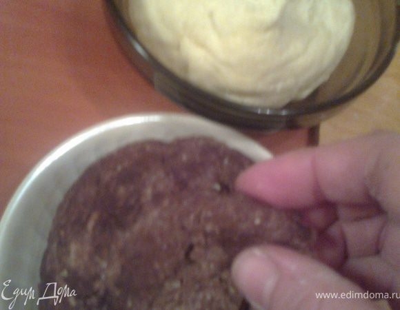 Отщипываем от каждого теста по кусочку величиной с грецкий орех.