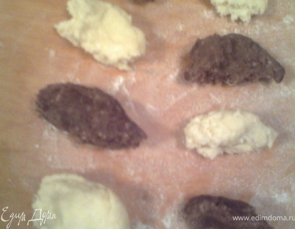 Заготовим сразу несколько кусочков.Кстати,коричневое тесто легко отщипывалось,а белое требовало окунуть пальцы в муку.