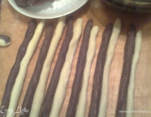 Раскатываем жгутики толщиной с полпальца(тоньше могут порваться,т.к.творожное тесто нежное)