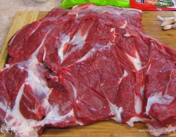 Важно! Говядина тушится дольше (с превосходными вкусовыми характеристиками), поэтому картофель надо закладывать где-то через 40 минут после закипания. Используйте любимые пряности для мяса. Если нет возможности готовить в духовке,  готовьте на плите, но поверьте, такого же результата вы не добьетесь. Попробуйте все же в духовке. Количество ингредиентов было выбрано из расчета того, сколько мяса у меня было.