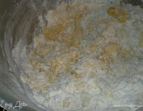 затем и растопленное масло,готовим тесто,добавляя молоко,тесто должно быть мягким,но в тоже время не липнуть к руке
