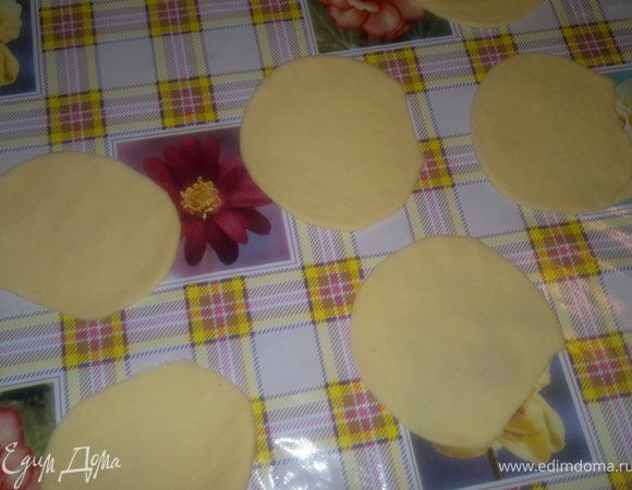 тесто делим на две части,раскатываем,вырезаем кружочки