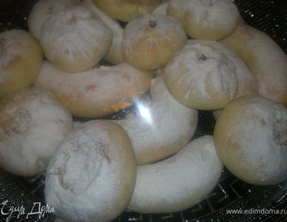 готовим их в духовке 10_15минут,верхняя часть не должна румянется,как нижняя часть подрумянилась,вынимаем.
ГОТОВО!!!После того как вынимаем из духовки подсыпаем сахарной пудрой. Вкусняшка!!! Еле успела сфоткать,уплетали на ходу))) Приятного всем апетита!!!!