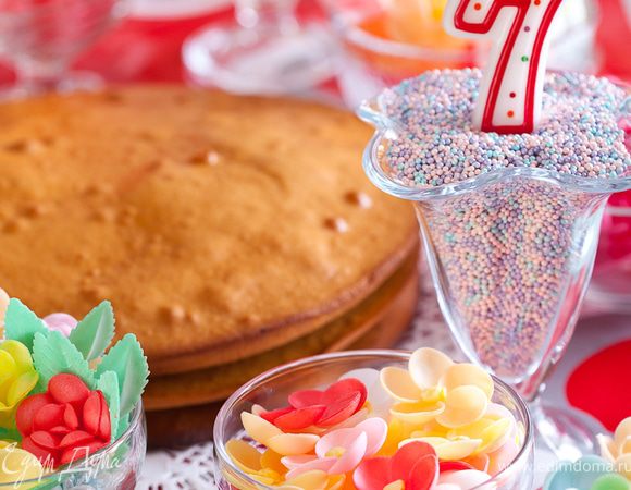  Берем 3 яйца - и в блендер ( ну а куда же еще... это моя первая выручалочка на кухне). Вмешиваем банку ГУЩИ ( ахаха ... ну то есть сгущенки) и 1,5 стакана муки ( мож и больше, я все на глаз). Тем временем нагреваем на плите 100 гр сливочного масла со 100 гр меда. Добавляем туда полчайной ложки соды..... и балдеем до поросячьего восторга от увиденного: мед начинает превращаться в пышную густую пену....очень соблазнительно-вкусную! но держим себя в руках и быстренько добавляем ее в блендер. 
Выливаем часть этой густой жижи в форму и в горячую духовку минут на 20. Потом другую часть... Получается 2-3 коржа.