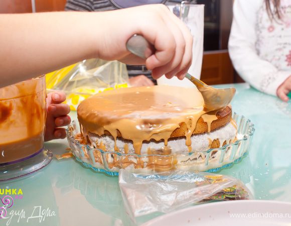 Потом пропитываете их кремом ( внутри лучше сметанным), а снаружи из сгущенного молока, сливочного масла с коньяком.... Мммммм.....абсолютный восторг! 

а вот, что мне удалось подсмотреть на празднике. потом они все очень дружно задули свечи и слопали все до последней крошки!
