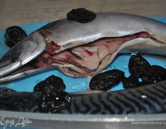 Рыбу выпотрошить, хорошо помыть, положить в посуду для засолки. Туда же положить вымытый чернослив.