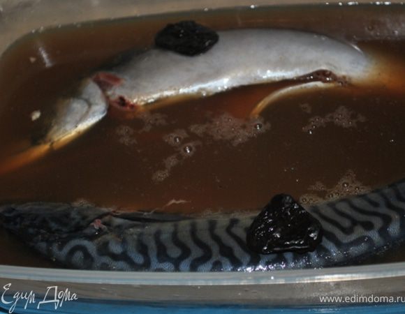 Воду довести до кипения. Добавить соль, сахар и чай. Кипятить пару минут. Остудить. Процедить.
Залить рассолом рыбу и поставить в холодильник на 2-4 суток для засолки.
Если рыба будет не полностью покрыта рассолом, то раз в 12 часов переворачивать рыбу.