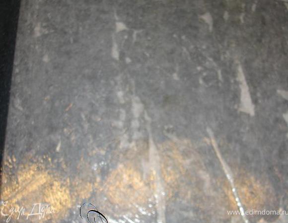 Противень смазываем сливочным маслом. Застелаем бумагой для выпечки, смазываем маслом, оставляем в сторонке.