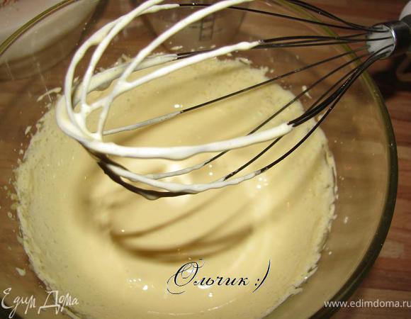 Растираем желтки до бела. Постепенно добавляем 60 г сахара. Взбиваем, вводим воду, ваниль.
