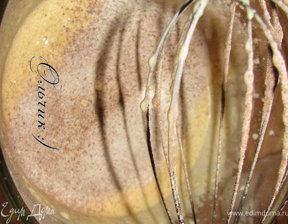 Постепенно вводим просеянную муку и какао.