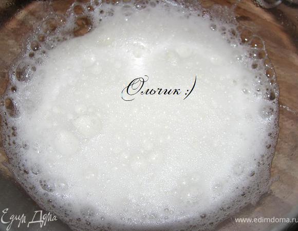 Взбиваем белки. Добавляем разрыхлитель и соль, продолжаем взбивать до пик.