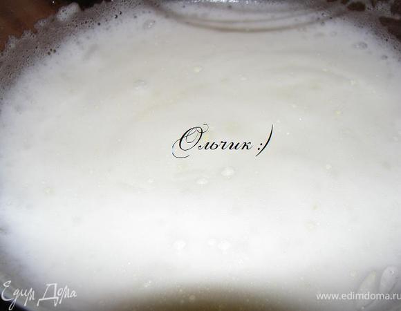 Добавить оставшиеся 60 г сахара, постепенно, по 1 ложке. 