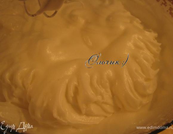 Взбивать до упругих пик.