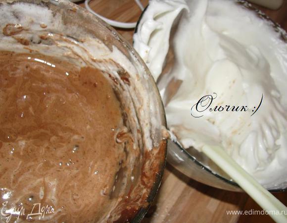 Вводим половинну белковой массы в желтковую массу, аккуратно перемешиваем.