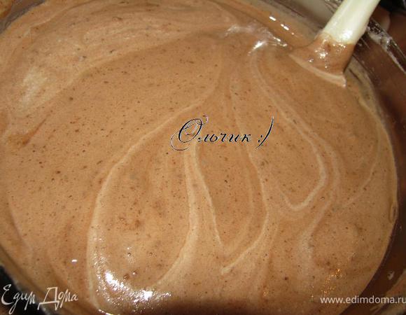 Возвращаем белково-желтковую массу ко второй половине белковой массы. Аккуратно перемешиваем пластиковой либо деревянной лопаточкой, двигаясь снизу вверх и одновременно проворачивая посудину с тестом в противоположную движению лопаточки сторону. (не запутала...))))))