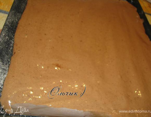 Припудриваем промаслянный противень мукой и выливаем тесто. Распределяем его по всей длинне и ширине противня))) 