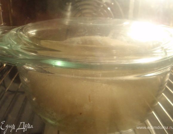 Все сложить в миску для замеса(муку просеять).Замесить тесто,если есть комбайн, то 5 минут на скорости 2. Тесто должно быть мягким,податливым,немного липнущим к рукам.Духовку нагреть до 25 градусов,выключить.Тесто скатать в шар(чтобы не липло к рукам, смазать их маслом растительным) , смазать растительным маслом тесто,посуду для расстойки тоже смазать маслом,накрыть неплотно пленкой и поставить в духовку подходить на 1 час.Вынуть, положить на посыпанный мукой стол,растянуть в квадрат,сложить с одной стороны во внутрь,потом с другой и еще раз.(Поверхность будет в муке и когда испечется тоже будет слегка как бы подпыленная мукой).Швом вниз положить в посуду для расстойки (у меня была стеклянная с крышкой) и дать подойти,чтобы увеличилось больше,чем вдвое.Тут я замоталась и время не засекла.Когда тесто подойдет,духовку нагреть до 230 градусов с паром(жаропрочная посудина с водой на дне духовки),поставить тесто прямо в этой же посудине с крышкой,в которой подходило, и выпекать 10 минут при 230 градусах и 30 при 200 градусах.
Вынуть,остудить на решетке.