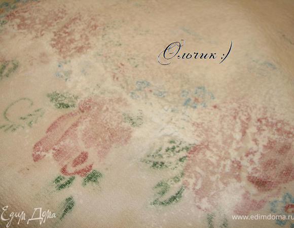 Присыпаем полотенца сахарной пудрой.