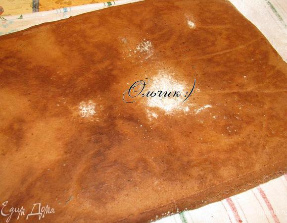 Переворачиваем, только что вынутый из духовки, корж.
