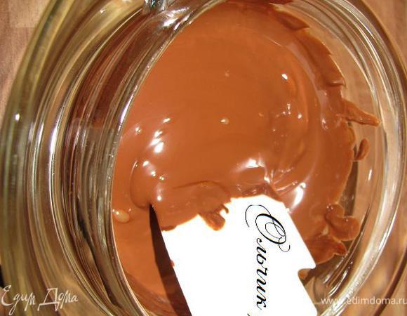 Приступаем к приготовлению шоколадно-маслянного крема. Растапливаем шоколад на горячей водяной бане. Я несколько раз меняла водичку, чтоб дело пошло быстрее. Шоколад не должен быть очень горячим, он должен только растаять.